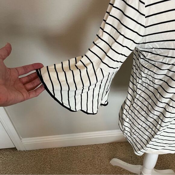 41 Hawthorn Bell Sleeve Top Size Medium - Picture 3 of 5